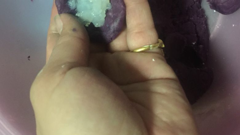紫薯鱼丸
,放入鱼。