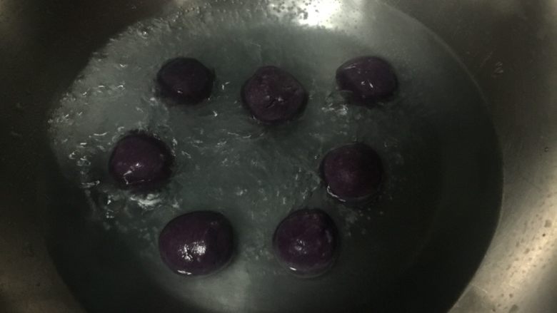 紫薯鱼丸
,沸水下锅,至熟。