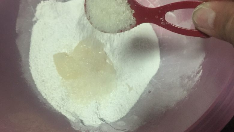 紫薯鱼丸
,加入少许白糖,