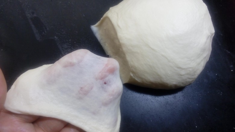 原味贝果(超详细版),取出面团,在台面上摔打几次,整理成光滑的面团,便于下面的分割整形。如果天气炎热,打好的面团,面温尽量控制在28°以下。
