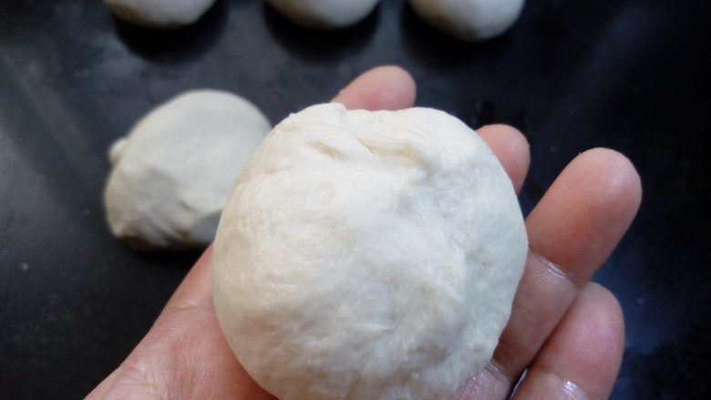 原味贝果(超详细版),依次滚圆后盖保鲜膜松弛15分钟。