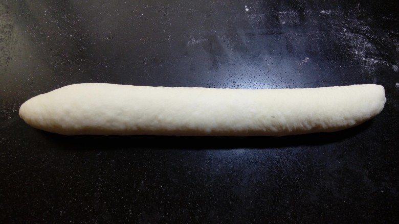 原味贝果(超详细版),下面三分之一同样内折,用掌根压紧,挤出空气。