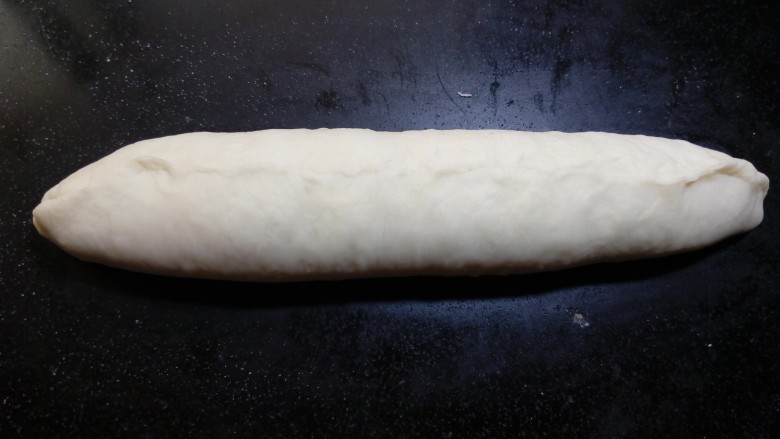 原味贝果(超详细版),用两手掌心从中间往两头慢慢将其搓长。