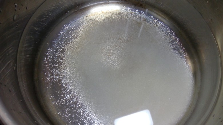 原味贝果(超详细版),依次做好5个,放在剪好的油纸上。摆在烤盘上。把烤盘放在密闭的地方,按现在的气温,室温醒发就可以了,大约20一30分钟左右。气温高的时候一般醒发20分钟就可以了。依次做好5个,放在剪好的油纸上。摆在烤盘上。把烤盘放在密闭的地方,夏季气温高时室温醒发就可以了,大约20一30分钟左右。冬季可以放烤箱和发酵箱中发酵。