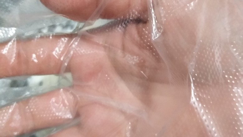 自制白玉汤圆~快手版,戴上一次性手套,在手套上涂抹食用油。