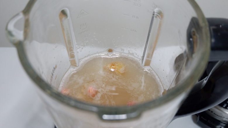 燕麦蜜枣糊,营养早餐热饮,泡好的食材搅拌一下。