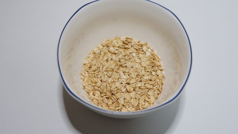 燕麦蜜枣糊,营养早餐热饮,<a style='color:red;display:inline-block;' href='/shicai/ 495'>燕麦</a>倒入容器中,