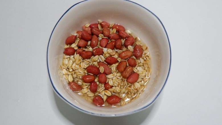 燕麦蜜枣糊,营养早餐热饮,沥干水。