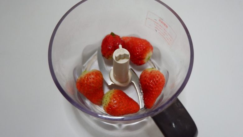 宝宝辅食—草莓藕粉糕,放入料理机。