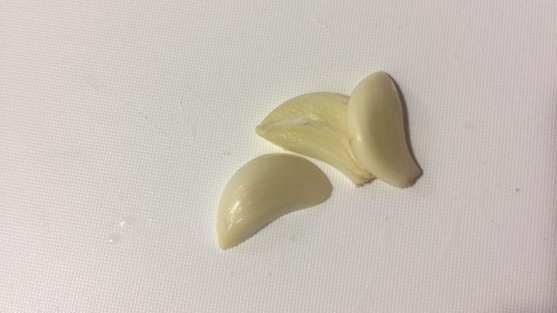 10分钟快手早餐篇(一),剥一粒蒜切片