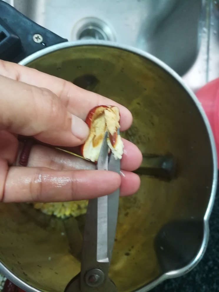 香喷喷的玉米浓浆,如图所示,很简单,两下就搞定一个红枣
