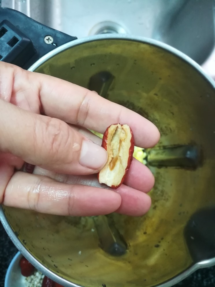 香喷喷的玉米浓浆,看,取出核的红枣。
千万别用手指抠,非常痛的。