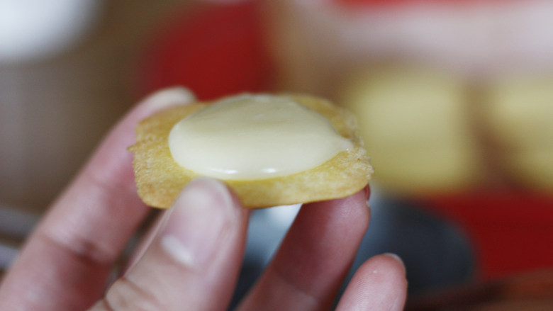 这是给你的,白色恋人,待薄饼温度降低至常温后,取适量巧克力夹心馅放在薄饼中心,然后取另外一块薄饼盖在夹心馅上面。由于巧克力夹心馅具有一定的流动性,所以盖在上面的薄饼会容易滑动,将做好夹心的饼干放置与平整处使巧克力夹心馅凝固。
全部做好后,可放入冰箱冷藏加速巧克力凝固速度。