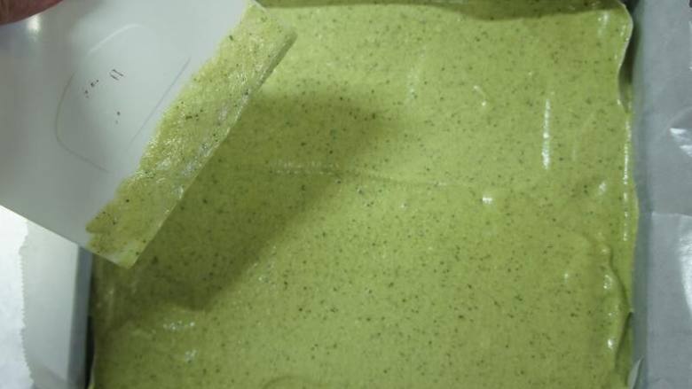 抹茶蜜豆蛋糕卷,倒入烤盘,轻震去大气泡,用刮刀抹平表面。
放入预热好的烤箱170度烘烤20分钟。