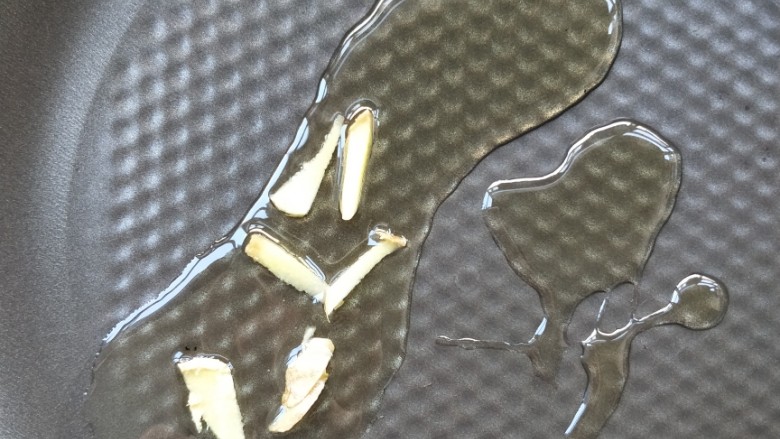 干贝虾仁玉米彩椒盅,起油锅,放姜丝。
