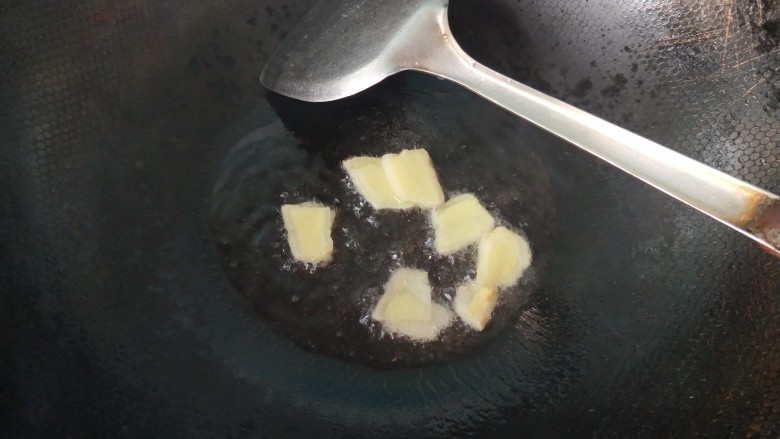 红红火火过大年& 番茄萝卜炖排骨,放适量的油,将生姜放入锅内爆香。