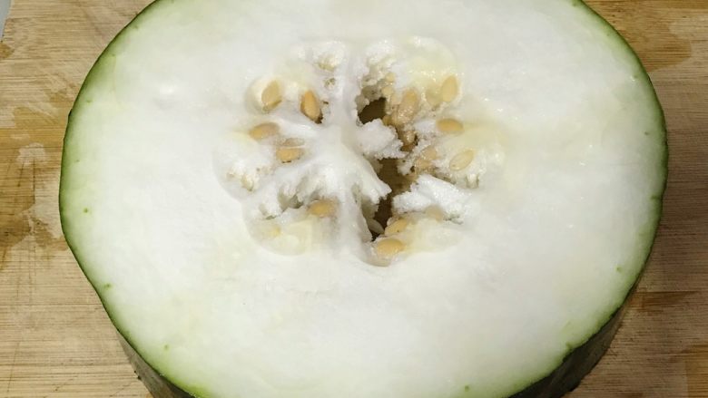 素食者的福音~干炒冬瓜,一片<a style='color:red;display:inline-block;' href='/shicai/ 56'>冬瓜</a>,洗净,去掉外围的绿皮。