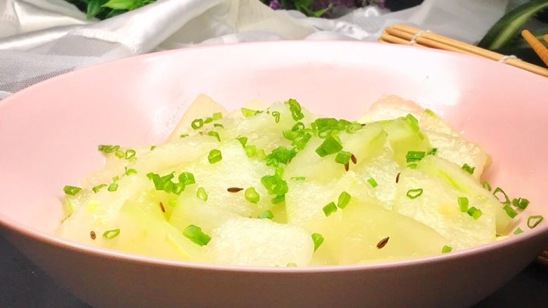 素食者的福音~干炒冬瓜,装盘,香味非常,喜欢吃肉的你也会喜欢它。