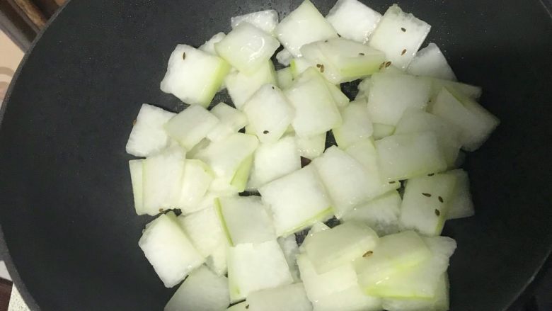素食者的福音~干炒冬瓜,马上倒入准备好的冬瓜片。