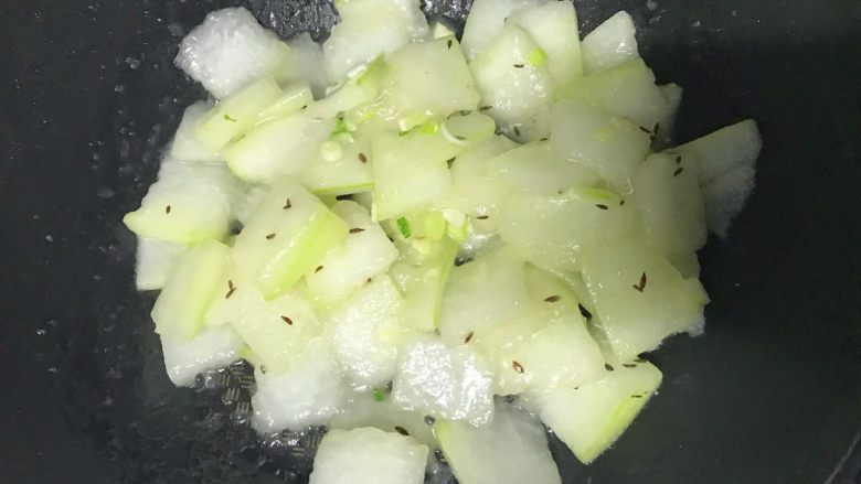 素食者的福音~干炒冬瓜,撒入葱花翻匀,看看冬瓜片由白色装成浅绿色立即出锅。