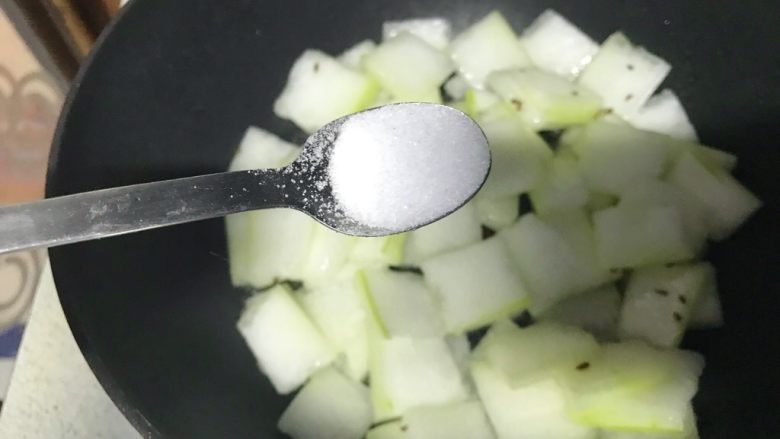 素食者的福音~干炒冬瓜,翻炒一下,加入不到一小匙盐。