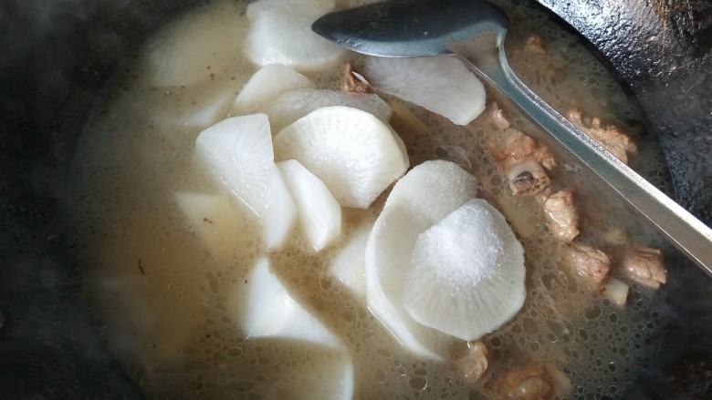 红红火火过大年& 番茄萝卜炖排骨,排骨用筷子轻松的插进去,就炖好了,放萝卜,放盐。
