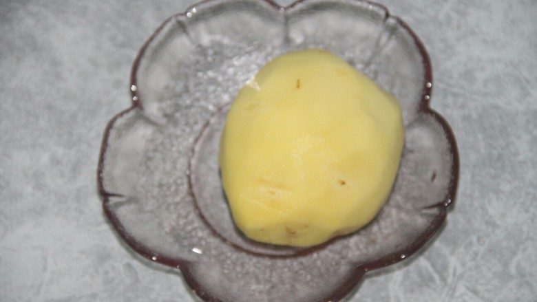 炝拌土豆丝,先准备一个<a style='color:red;display:inline-block;' href='/shicai/ 23'>土豆</a>,去皮,洗净