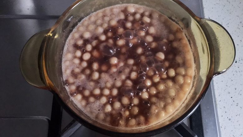 桂花赤豆小圆子,等小圆子都浮上来了就煮好了,期间经常用勺搅动防止粘锅底(加了糖年糕更容易粘)