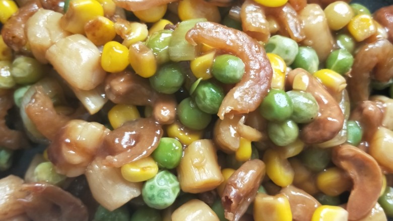 干贝虾仁玉米彩椒盅,出锅前倒入锅中,让水淀粉和食物均匀裹在一起。