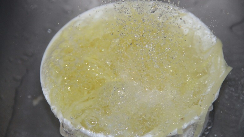 炝拌土豆丝,用冷水泡一下,这样土豆丝会比较脆
