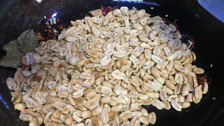重庆多味花生,此时小火,放入花生粒一起炒