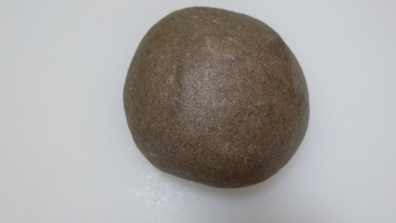 黑芝麻酱刀切馒头,继续揉成光滑的面团,盖上保鲜膜松弛15分钟。