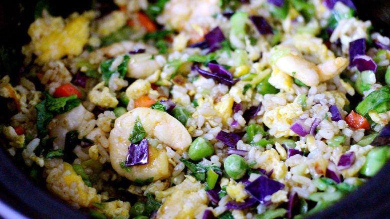 什锦咖喱虾仁蛋炒饭(砂锅版),翻炒均匀即可关火