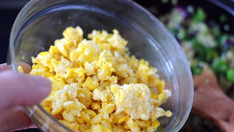 什锦咖喱虾仁蛋炒饭(砂锅版),最后加入炒熟的鸡蛋碎