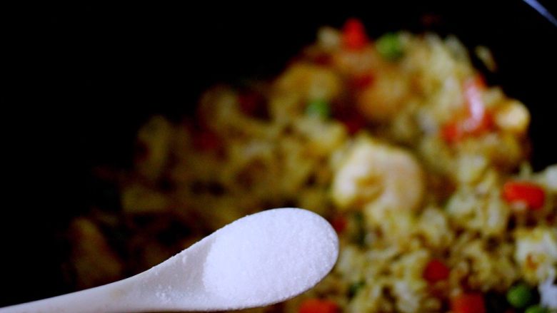 什锦咖喱虾仁蛋炒饭(砂锅版),加入适量的盐、继续翻炒片刻