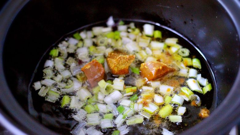 什锦咖喱虾仁蛋炒饭(砂锅版),小火慢慢把咖喱块融化后