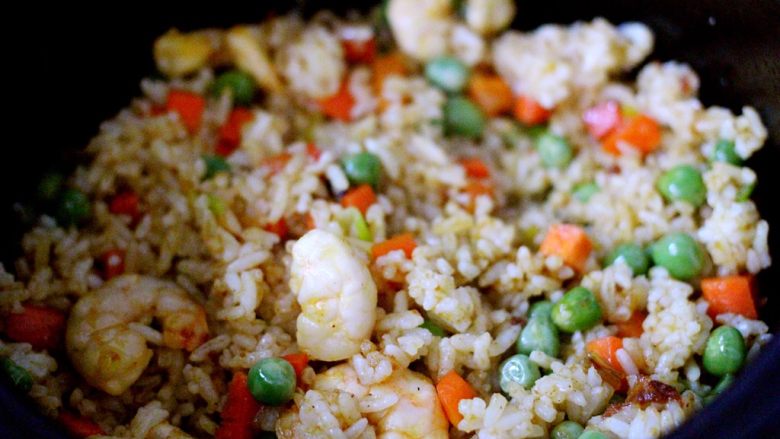 什锦咖喱虾仁蛋炒饭(砂锅版),小火继续翻炒均匀后