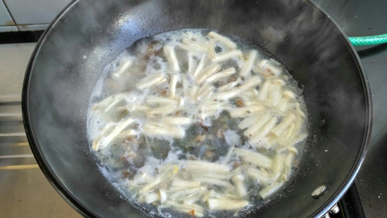 上汤娃娃菜,继续大火滚沸,汤色慢慢变白了