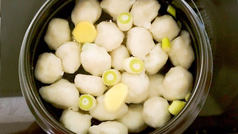 砂锅鱼丸紫菜汤,加入适量冷水,大火烧开后小火猪20分钟