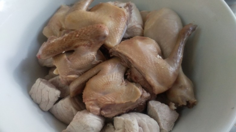 鲜人参当归炖老鸽,乳鸽一开四飞水放最上面