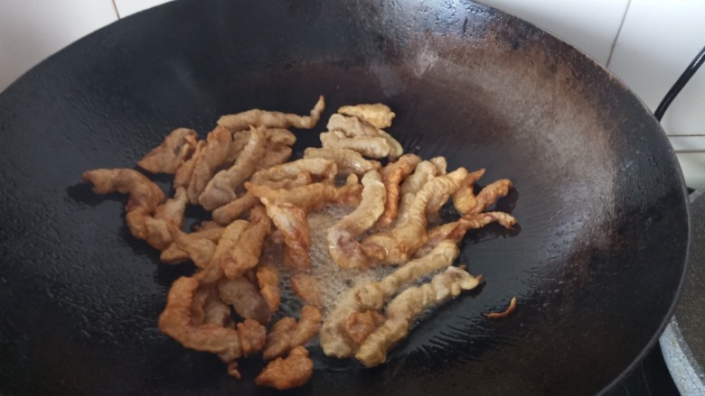 泡菜里脊,把肉条放进去炸到表面酥脆金黄