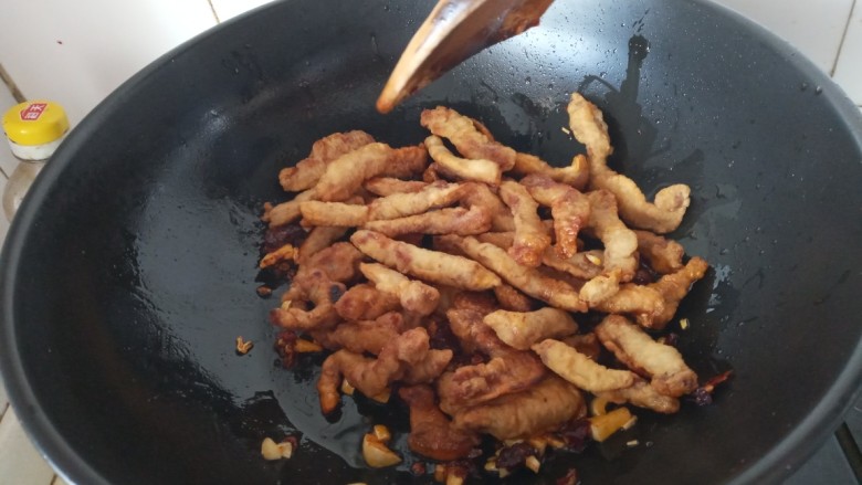 泡菜里脊,放入肉条