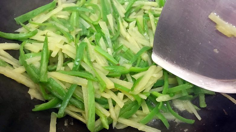 绝代双骄(花椒辣椒土豆丝),翻炒至汤汁收紧