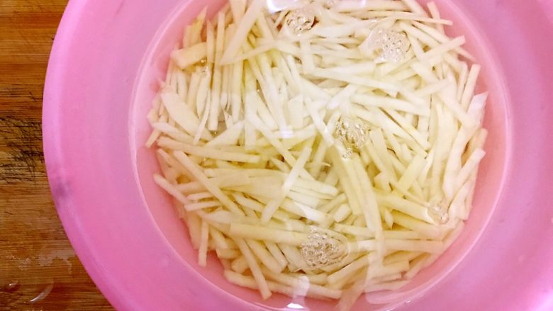 绝代双骄(花椒辣椒土豆丝),洗净之后用适量清水浸泡,备用