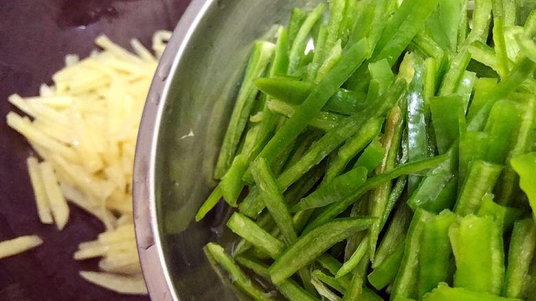绝代双骄(花椒辣椒土豆丝),转中大火,下青辣椒