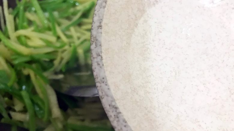 绝代双骄(花椒辣椒土豆丝),加少许热开水