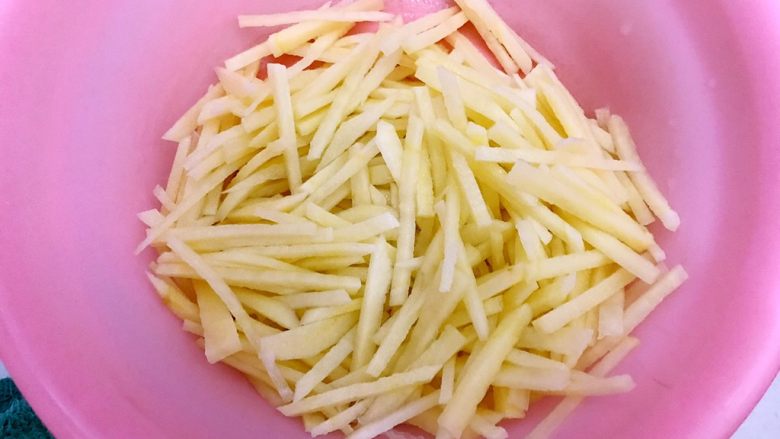 绝代双骄(花椒辣椒土豆丝),捞出土豆丝,控干水分,备用