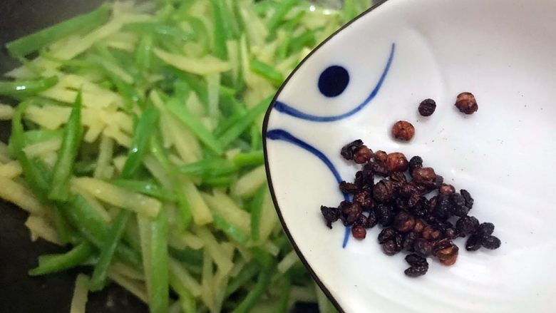 绝代双骄(花椒辣椒土豆丝),加入之前捞出的花椒