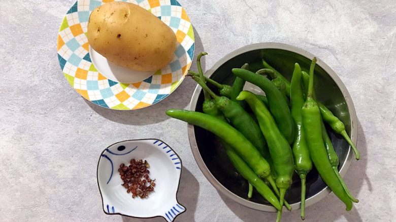 绝代双骄（花椒辣椒土豆丝）,首先我们准备好所有食材