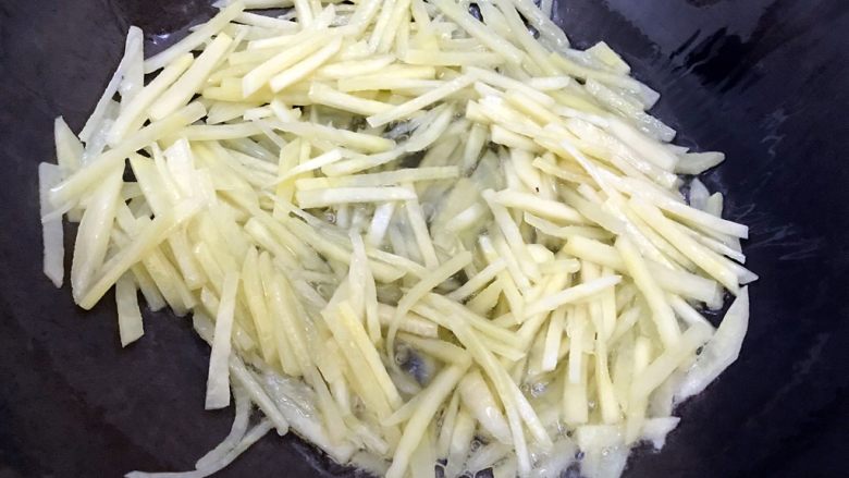 绝代双骄(花椒辣椒土豆丝),翻炒至土豆丝变软